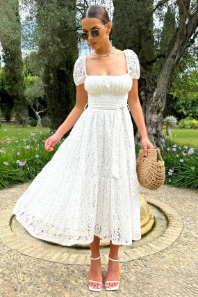 Corfu | Robe mi-longue en dentelle blanche ceinture et manches bouffantes